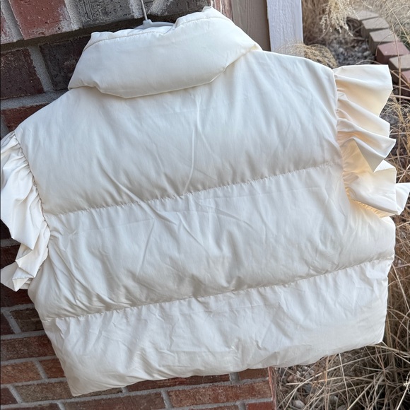 Bucketlist Ladies L “Maria” Cream Ruffle Sleeve Cropped Puffer Vest - Picture 11 of 11